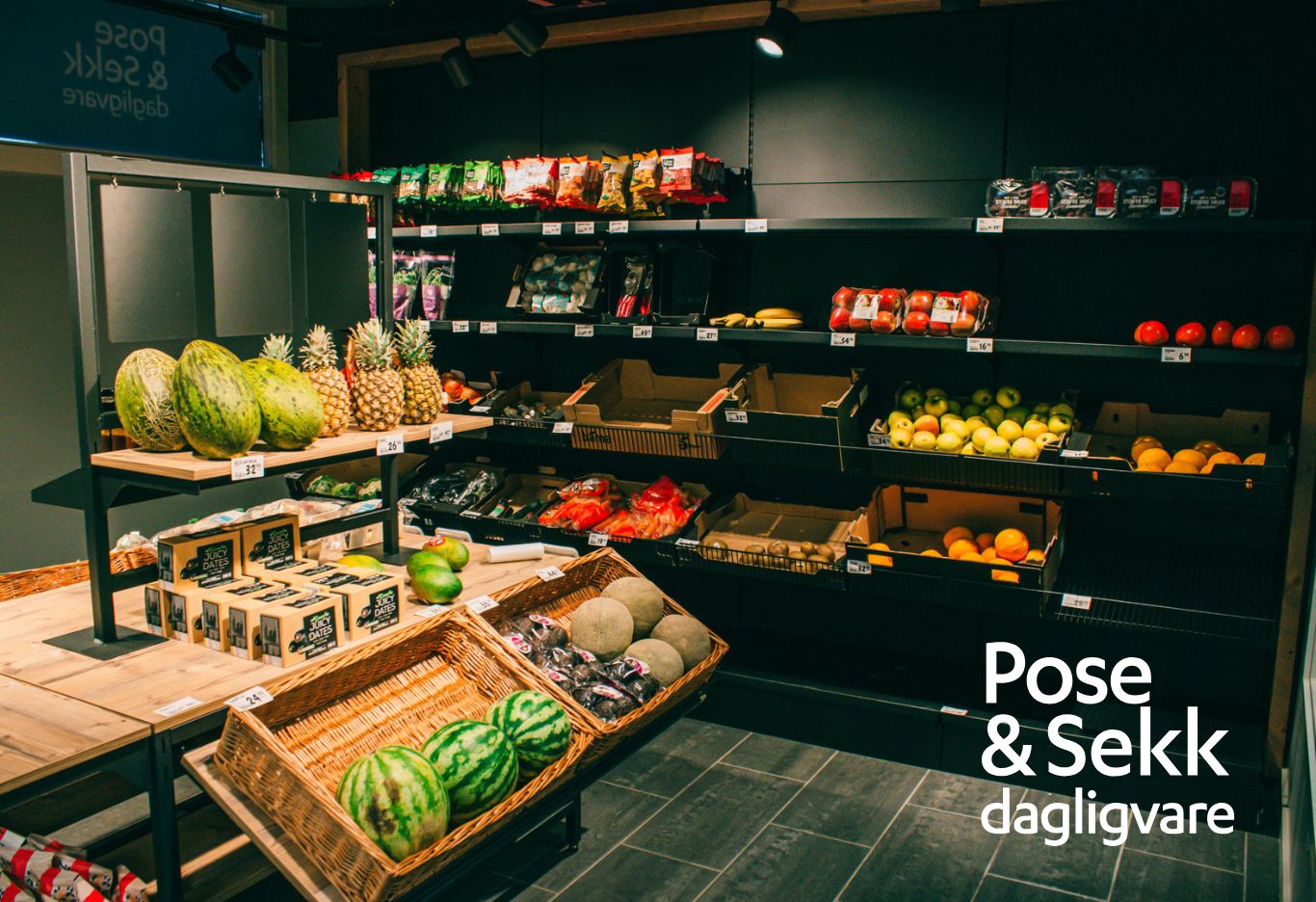 Pose Og Sekk Full Image With Logo   1366 X 936